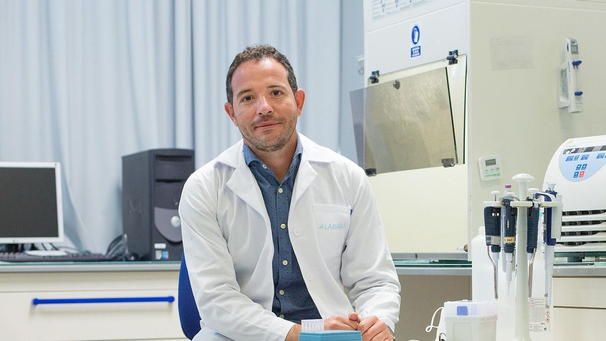 Pedro Navalón, en uno de los laboratorios de Biovalia en Alicante.