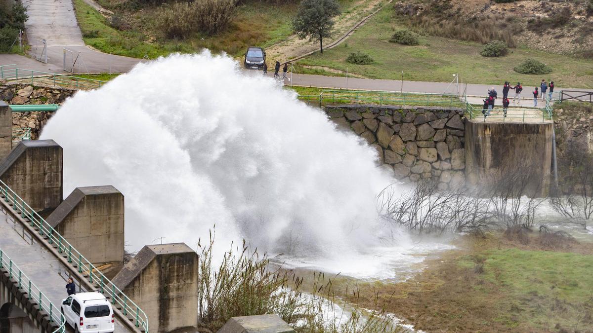 Desagüe de la presa de Bellús tras un temporal de lluvias, en 2023