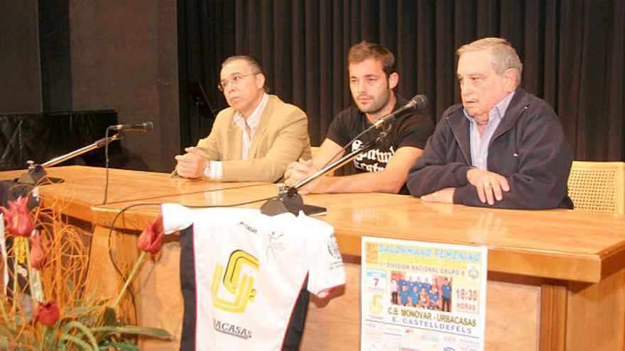 De izquierda a derecha Lino Gran, Mateo Martínez y Alberto Limiñana, en la presentación del nuevo patrocinador