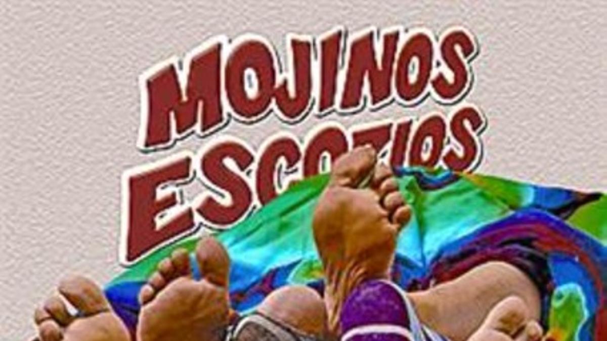 El grupo Mojínos Escozíos, en una imagen promocional. A la izquierda, la carátula del nuevo disco.