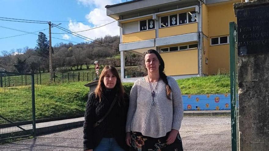 Ana Niembro (izquierda) y Mariló Ramos, delante del colegio de sus hijas.