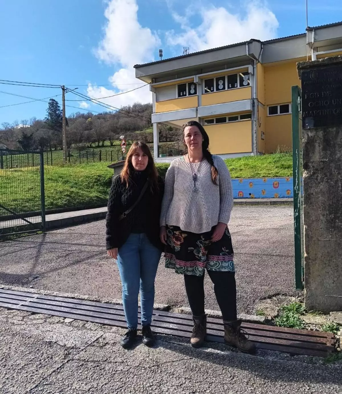Dos madres de Bimenes piden solución para el transporte escolar de sus hijas