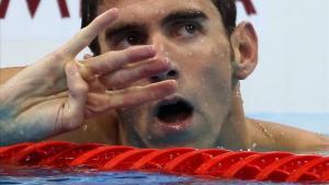 Phelps alza cuatro dedos en la llegada de los 200 estilos para reflejar los cuatro títulos consecuitvos en esta prueba desde Atenas