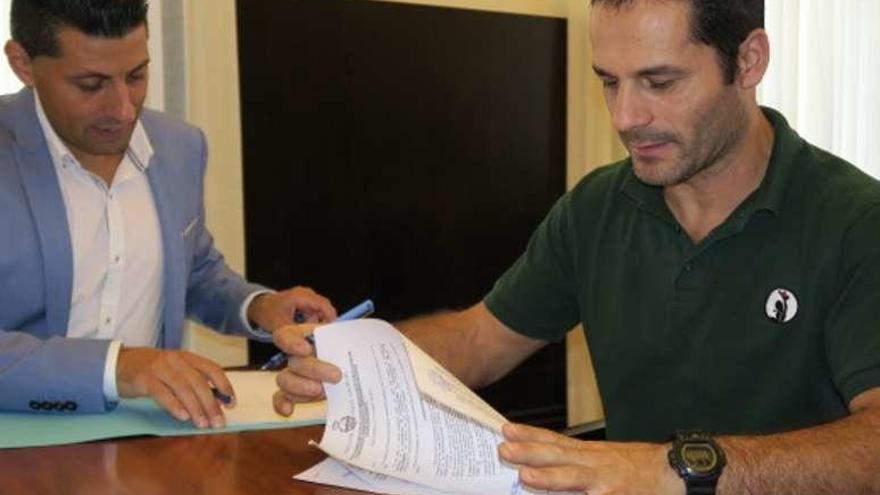 Andrés Díaz y Jesús Peleteiro durante la firma del convenio. // FdV