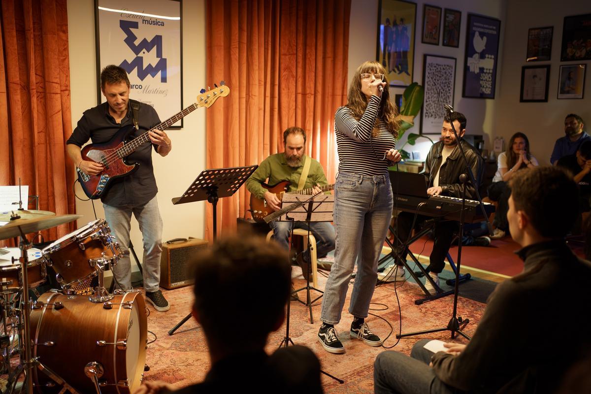 Por la izquierda, Marco Martínez y sus alumnos Sergio Camacho, Isabel Rodríguez y Gonzalo Ramírez.