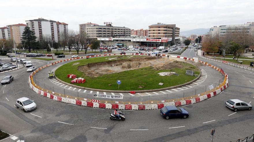 Imagen de las obras del Bernardo Alfageme en la rotonda de Coia // Marta G. Brea