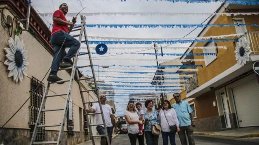 Los vecinos de Los Montesinos celebraron ayer la tercera edición del concurso de engalanamiento de las calles por lo que decoraron los viales del municipio.