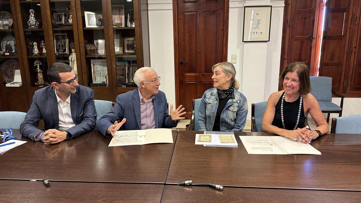 Un momento de la firma del convenio de donación de los programas de fiestas al Patronato del Misteri d'Elx