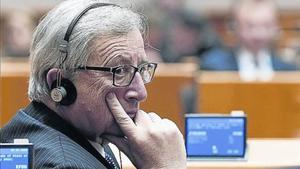 Jean-Claude Juncker, con unos auriculares de traducción en un pleno del Parlamento europeo. 