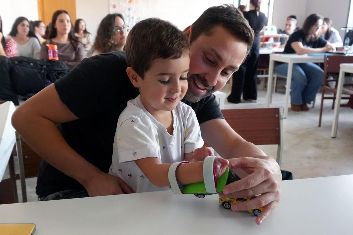 Mael con su padre y una de las prótesis de la Facultad Padre Ossó