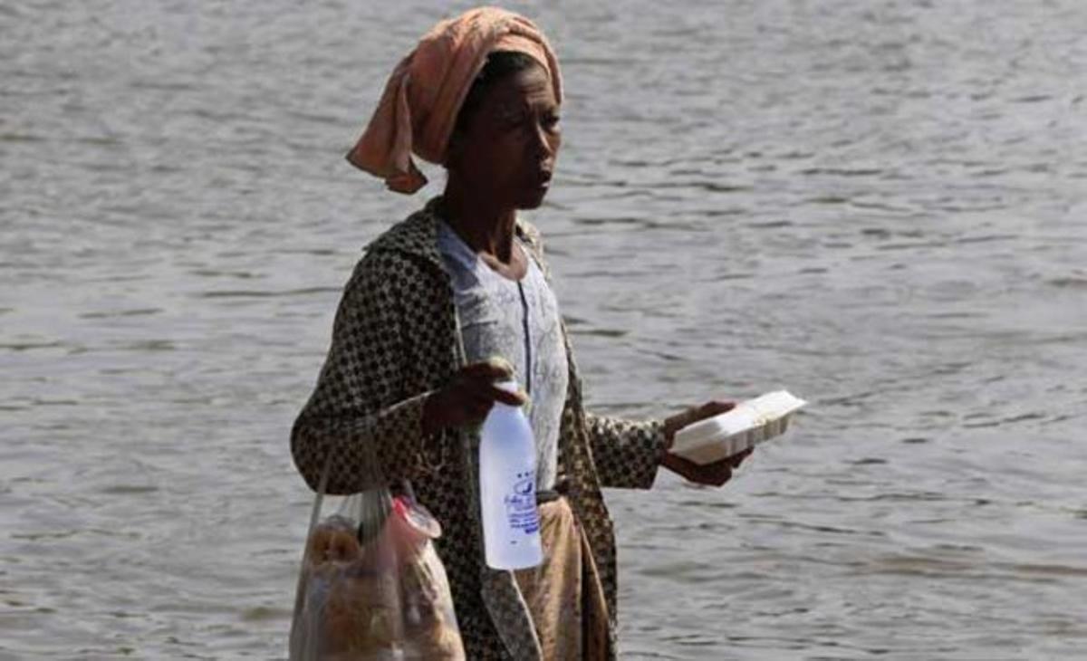 Una refugiada de Myanmar porta menjar i aigua mentre camina al llarg del riu Moei, abans de travessar a Myawaddi, la ciutat fronterera entre Tailàndia i Birmània. Es calcula que prop de 12.000 birmans han fugit a Tailàndia a causa dels enfrontaments armats entre l’exèrcit i la minoria rebel Karen.