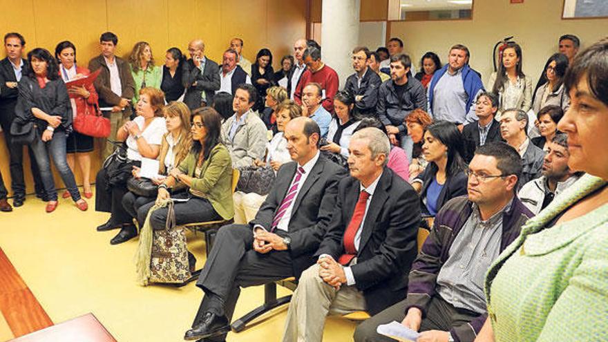 Los concejales de la comarca de O Salnés reunidos ayer en la Junta Electoral de Zona de Cambados.  // Iñaki Abella