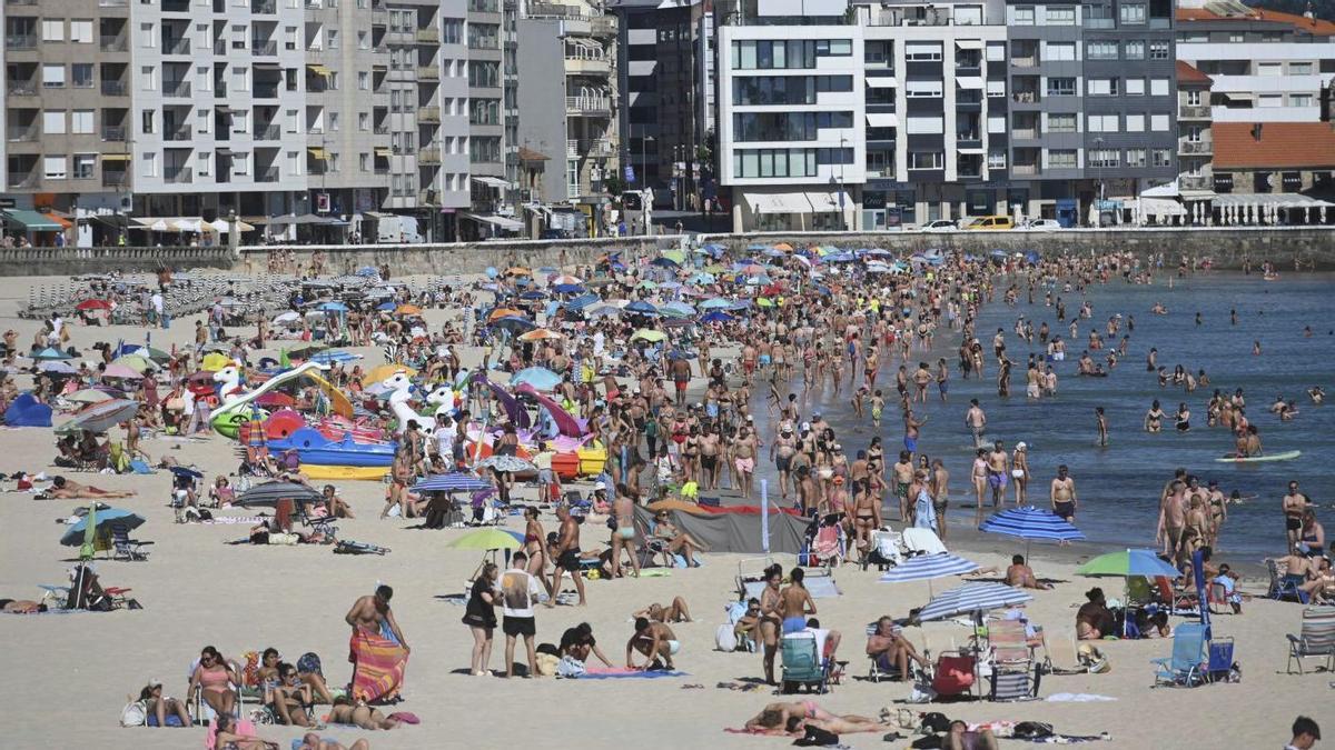 Bañistas disfrutando de la playa de Silgar de Sanxenxo.