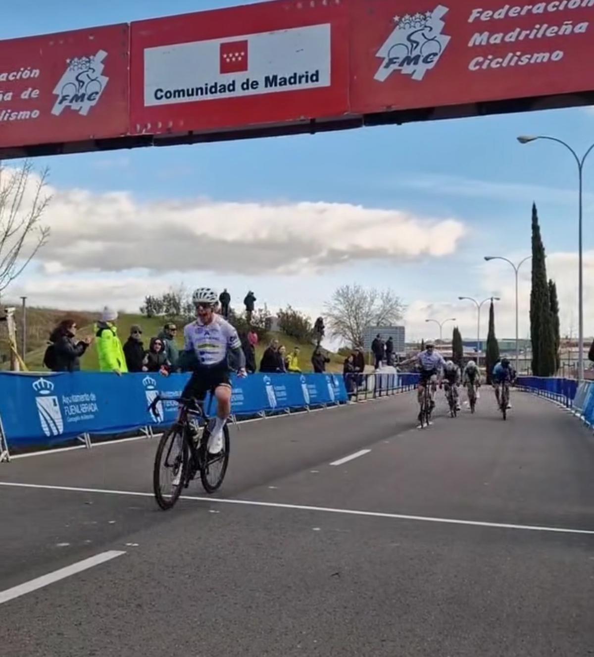 El setabense Alberto Bruce cruzando la meta de la carrera ciclista en Fuenlabrada.