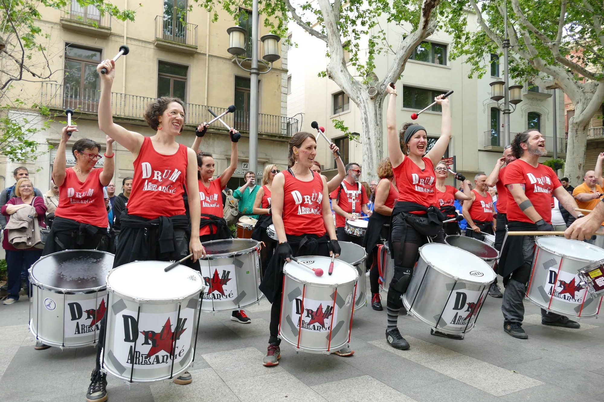 Figueres ressona amb una gran batucada de Santa Creu