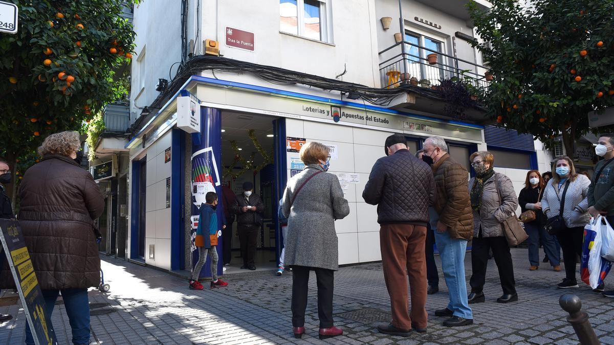 Varios ciudadanos esperan para comprar lotería en una administración cordobesa.