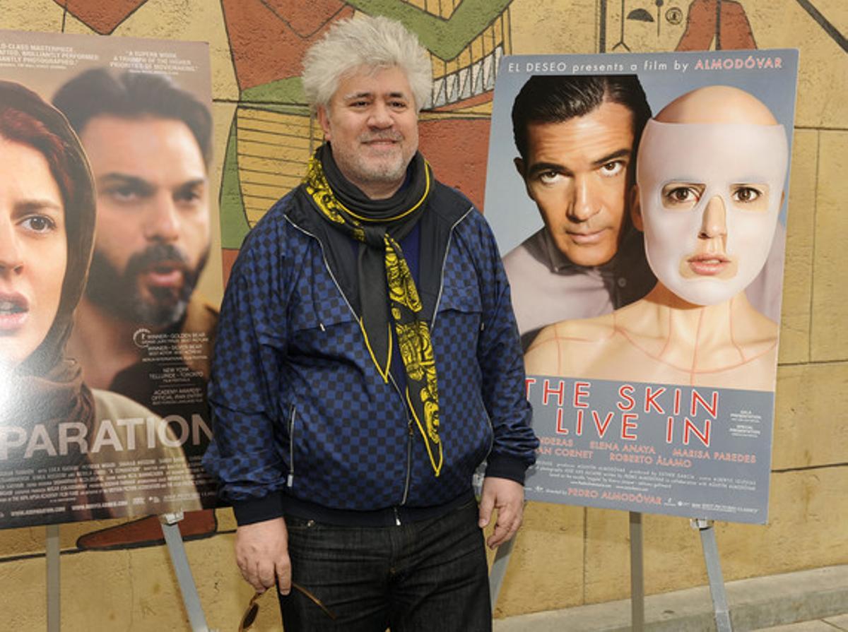Pedro Almodóvar, al costat d’un cartell de ’La piel que habito’, el 14 de gener a Los Angeles. Pedro Almodóvar, al costat d’un cartell de ’La piel que habito’, el 14 de gener a Los Angeles.