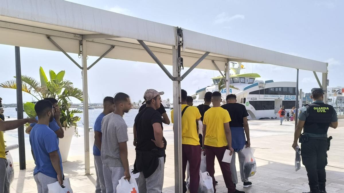 Migrantes de las últimas pateras embarcando para Ibiza en el ferry