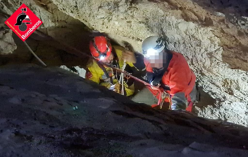 Así ha sido el duro rescate para atender a un escalador lesionado en una cueva de Monóvar