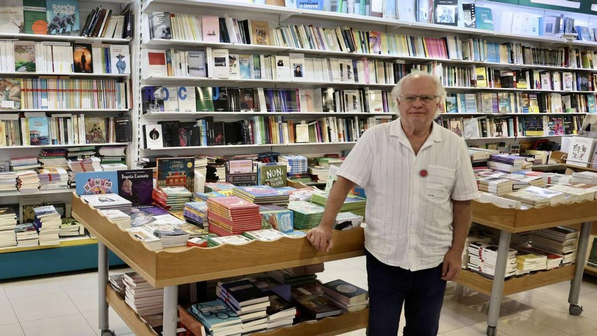 Antón Pedreira en su librería del barrio de San Pedro.