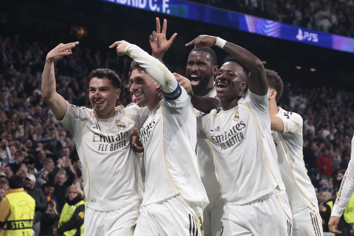El uruguayo del Real Madrid Fede Valverde celebra su tercer gol ante el Manchester City en el estadio Santiago Bernabéu, en Madrid.