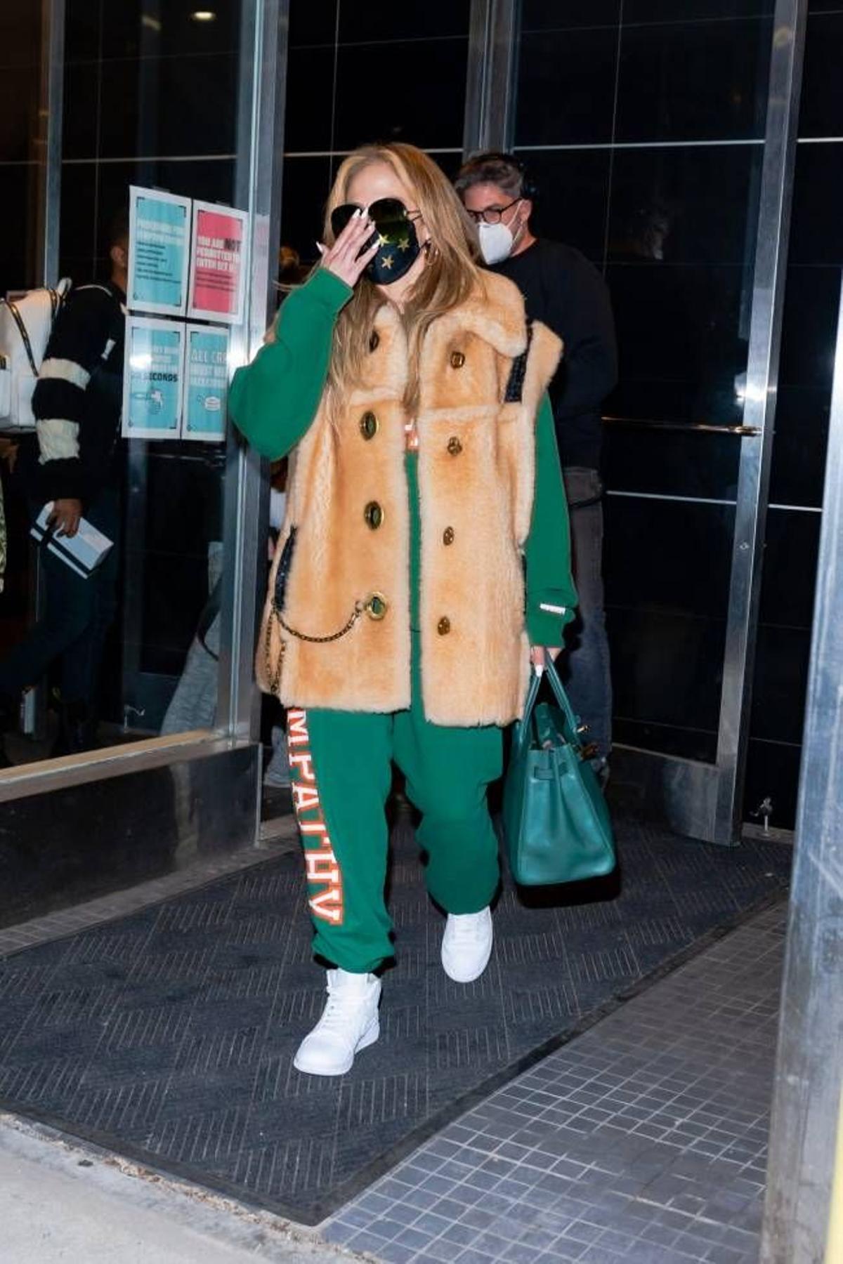 Jennifer Lopez con chaleco de pelo y chándal verde
