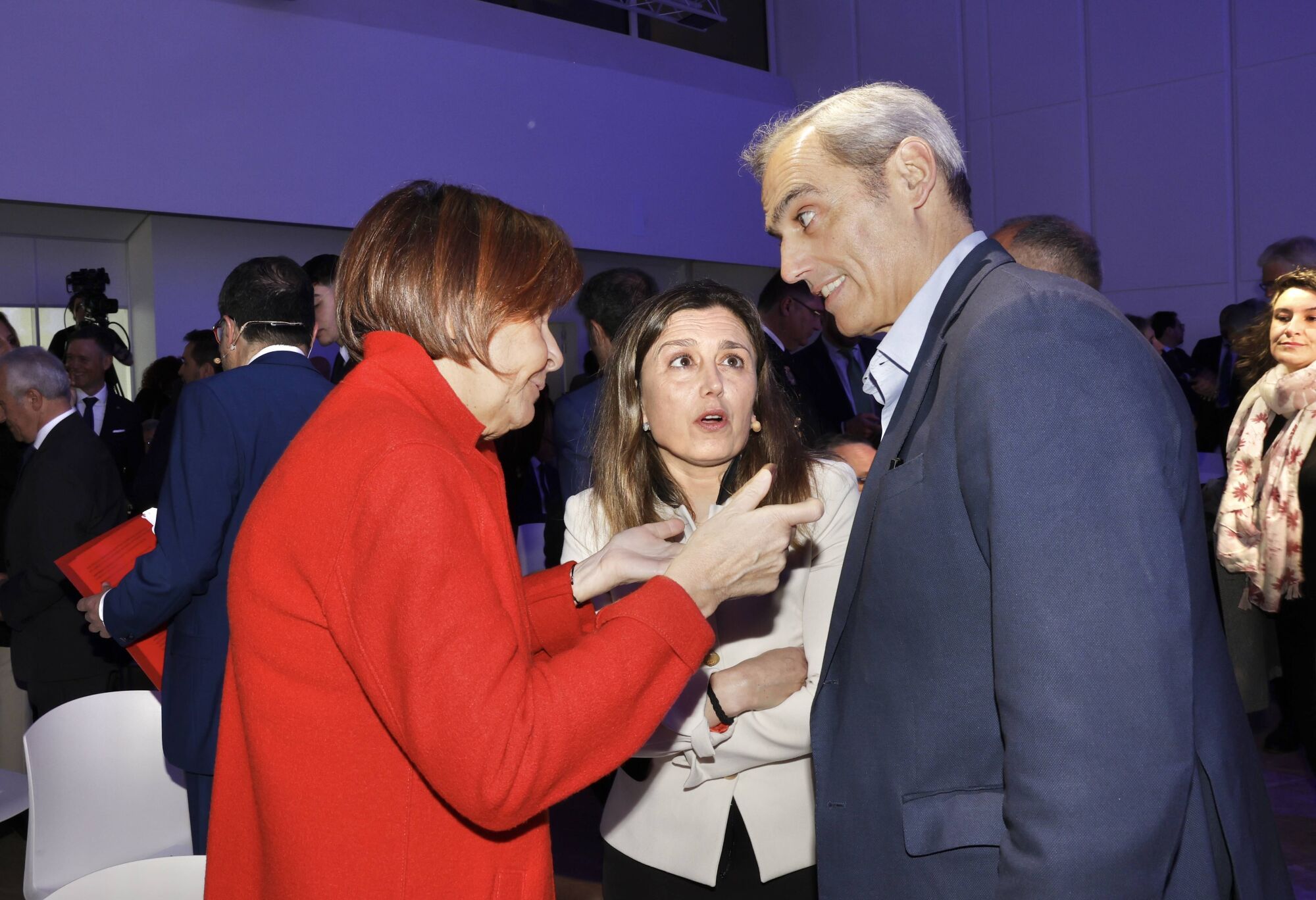 Carmen Moriyón dialoga con María Calvo y Jacobo Cosmen.