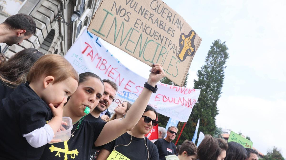 EN IMÁGENES: La gran movilización de profesores de este domingo en Oviedo