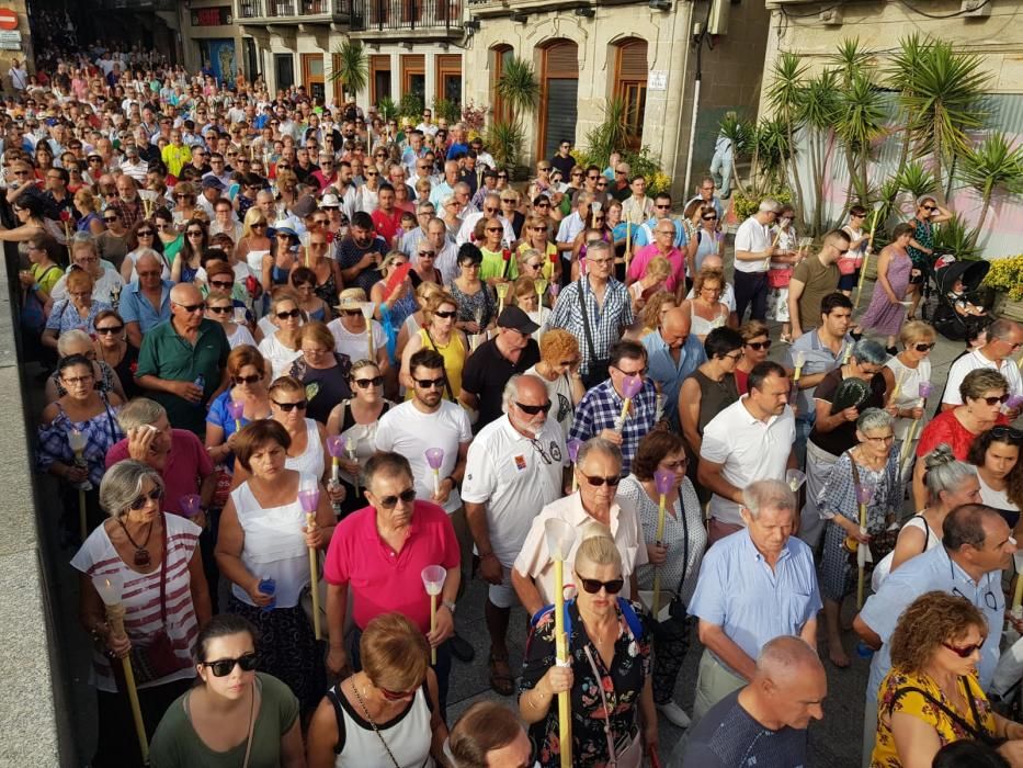 Miles de fieles acompañan a la imagen del nazareno en la tradicional procesión por el centro de la ciudad con principio y final en la Colegiata.