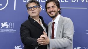 El director Joe Wright y el actor italiano Luca Marinelli en Venecia.