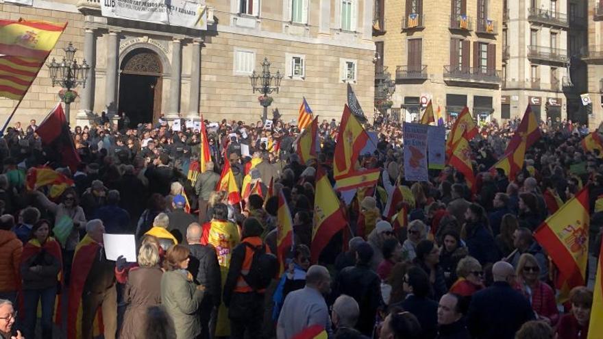 La manifestació de Vox i la dels antifeixistes a la plaça de Sant Jaume, a Barcelona