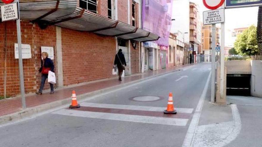 La calle Almirante Antequera cerrada al tráfico en la villa marinera.