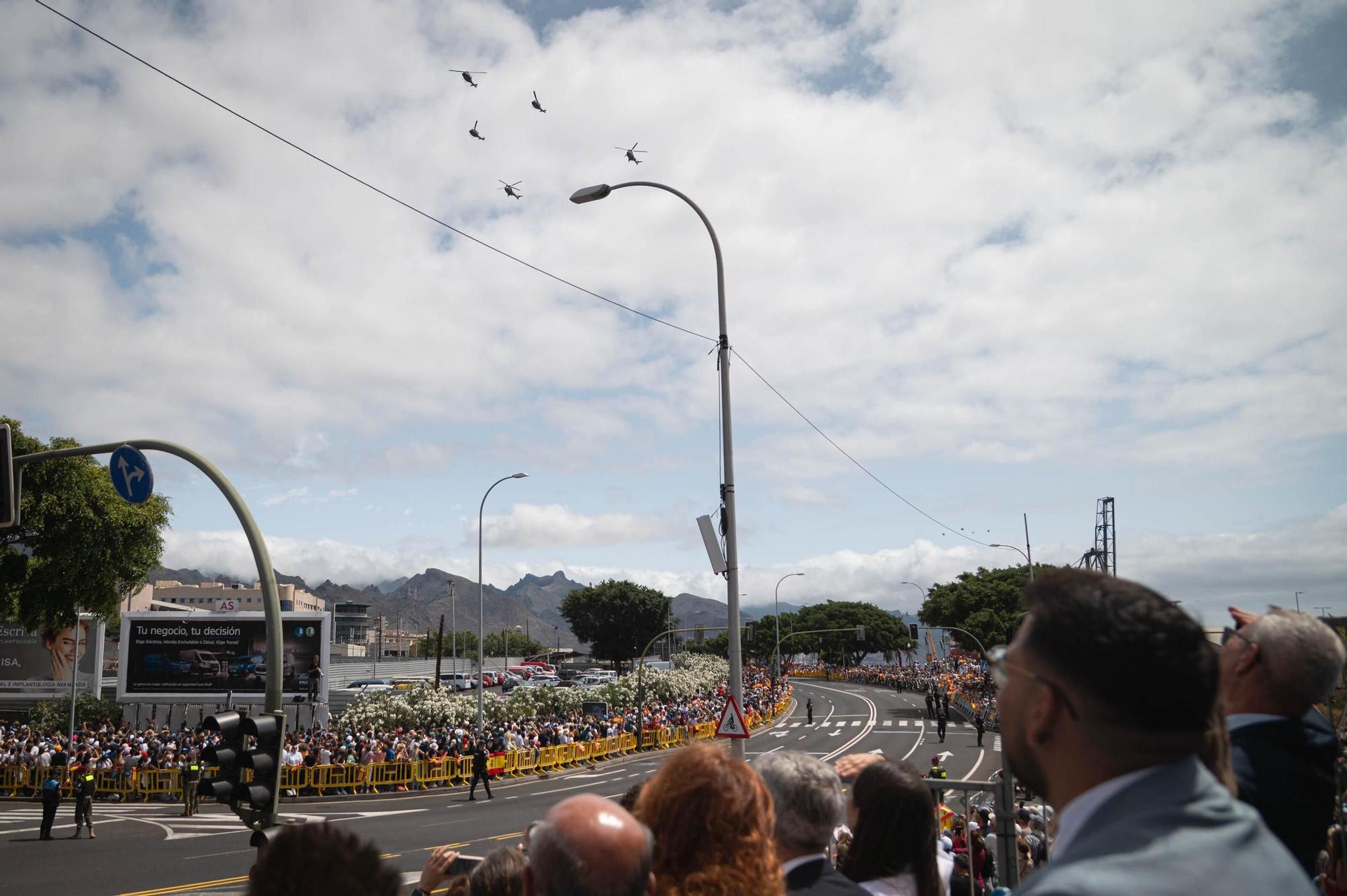 Las mejores imágenes del desfile militar de las Fuerzas Armadas en Tenerife con la presencia de Sus Majestades los Reyes