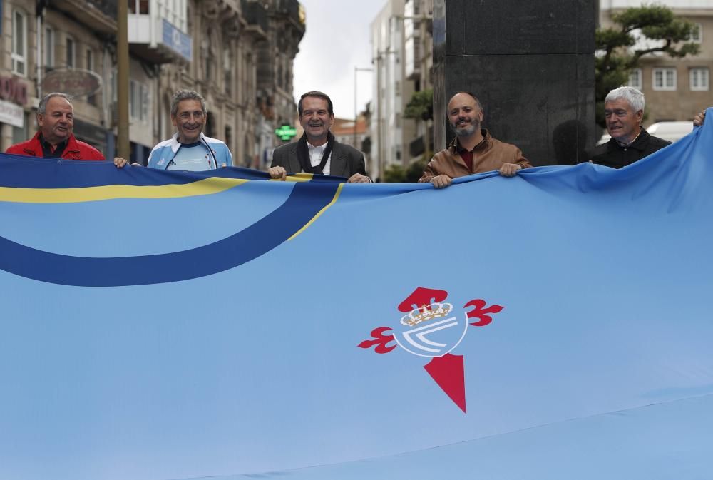 Caballero y Mouriño visten de celeste al Sireno con la camiseta "Vigo sempre co Celta"