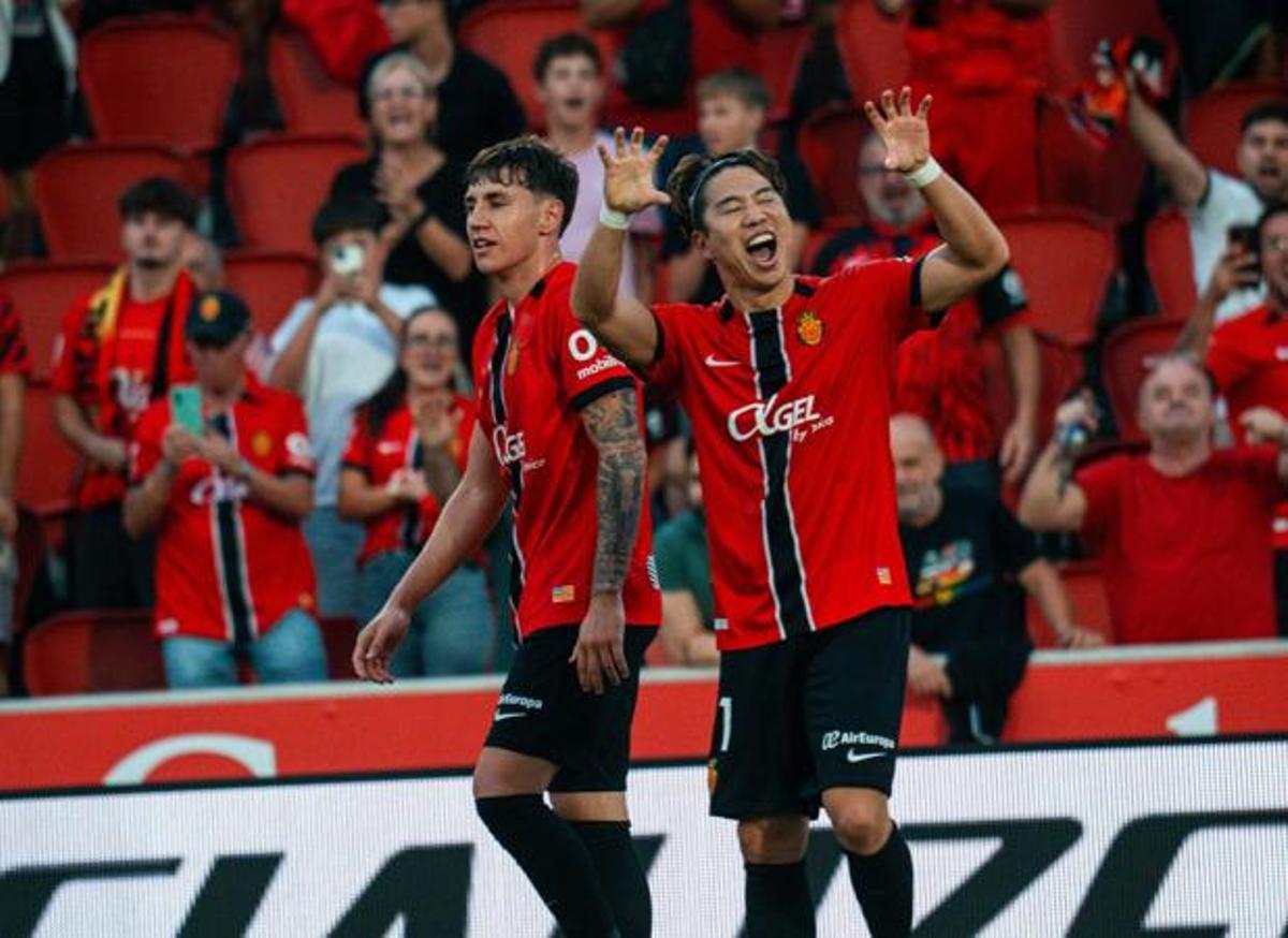 Takuma Asano, celebrando su gol frente al Alavés.