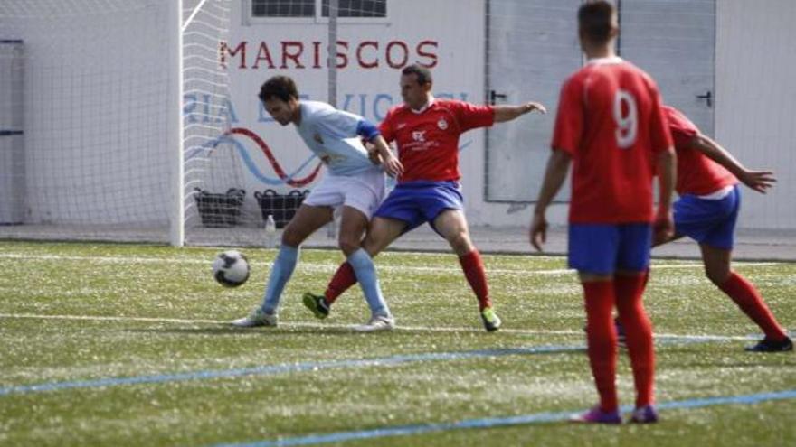 Un jugado del Domayo y otro del Caselas luchan por el balón durante el partido de ayer. // Carmen Gimenez