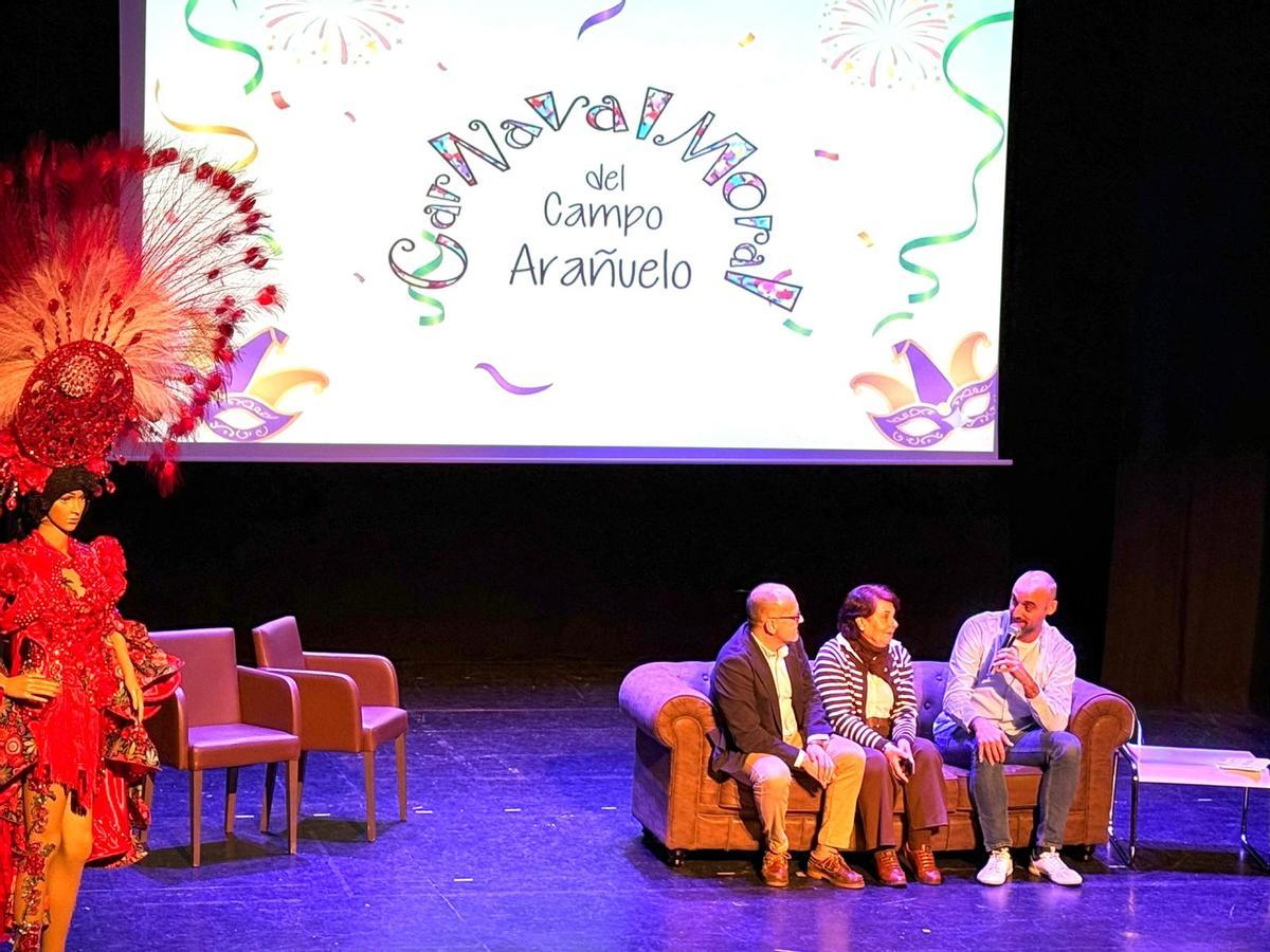 Protagonistas del vídeo conversan con el alcalde, en la presentación del programa de fiestas, el día 23.