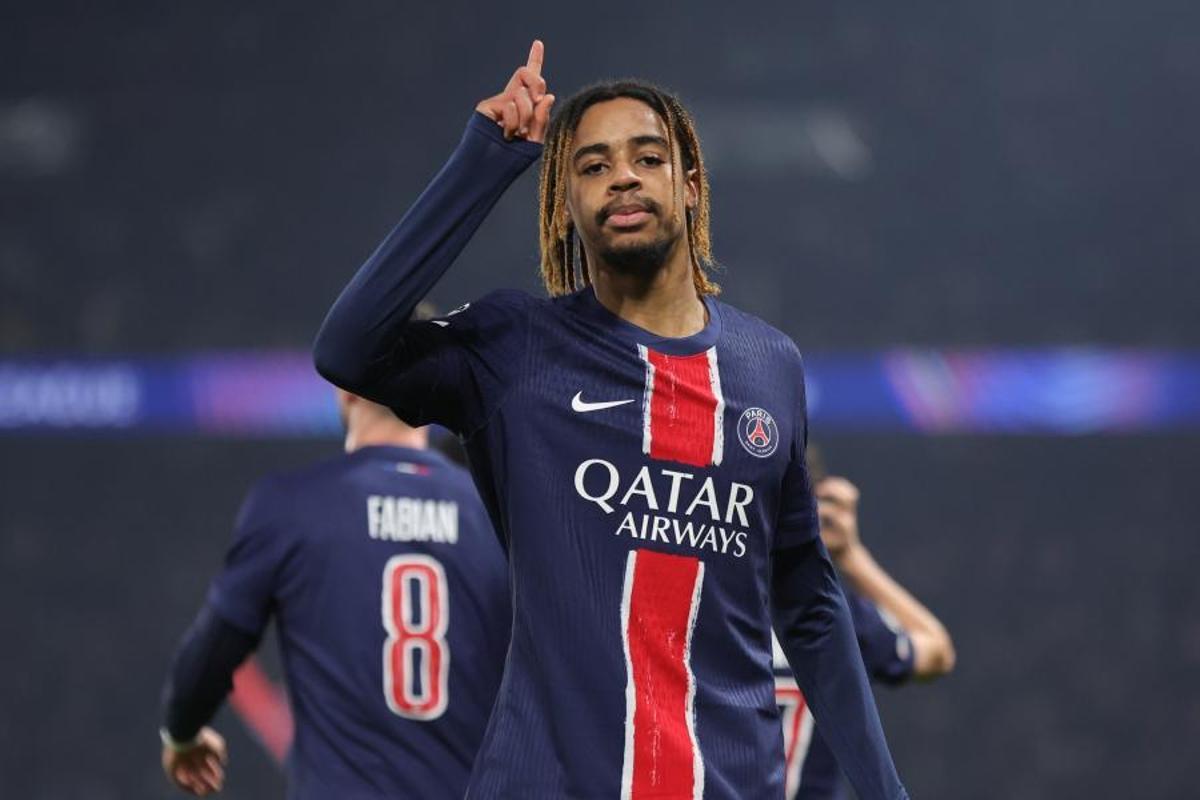 Bradley Barcola celebra su tanto ante el Brest