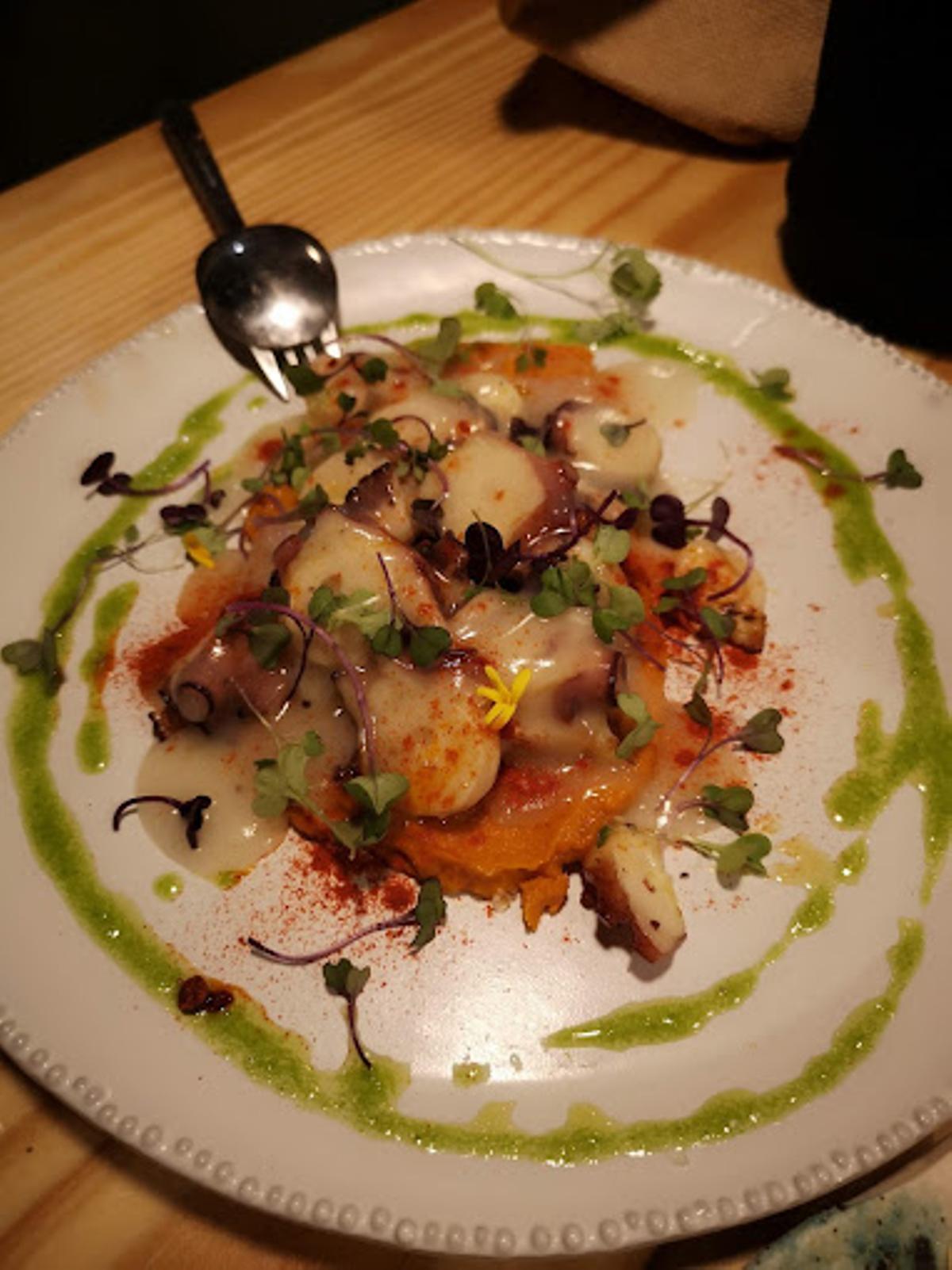 Pulpo con puré de patatas y grelos emulsionados