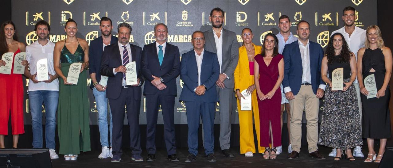 De izq. a dch. Los premiados, María Conde, Llull, Irati Etxarri, Rudy Fernández, Carmelo Cabrera, Amaya Valdemoro, Joel Parra, Silvia Domínguez, Willy Hernángomez y Sandra Ygueravide. | | FEB