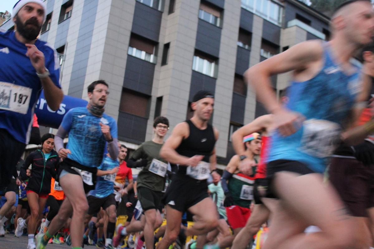 Todas las imágenes de la "San Silvestre" de Mieres: desde los más pequeños hasta los mayores, y con el "Grinch" siempre atento