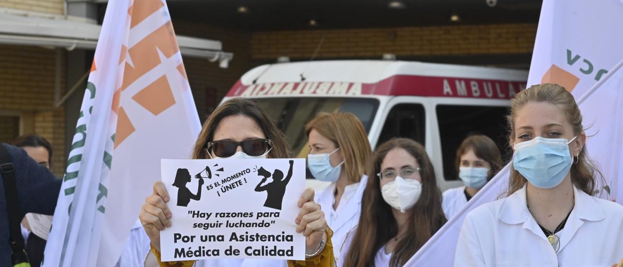 Imagen de archivo de una protesta del sindicato médico CESM-CV delante del General para reclamar mejoras.