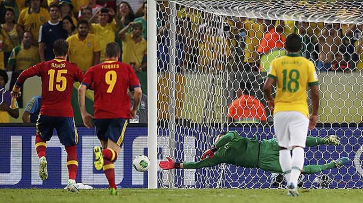 Sergio Ramos falla el penalti ante Julio Cesar.