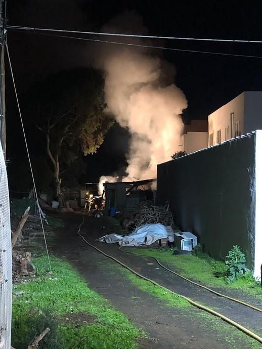 Desalojan a los vecinos de El Palmital Bajo por un peligroso incendio