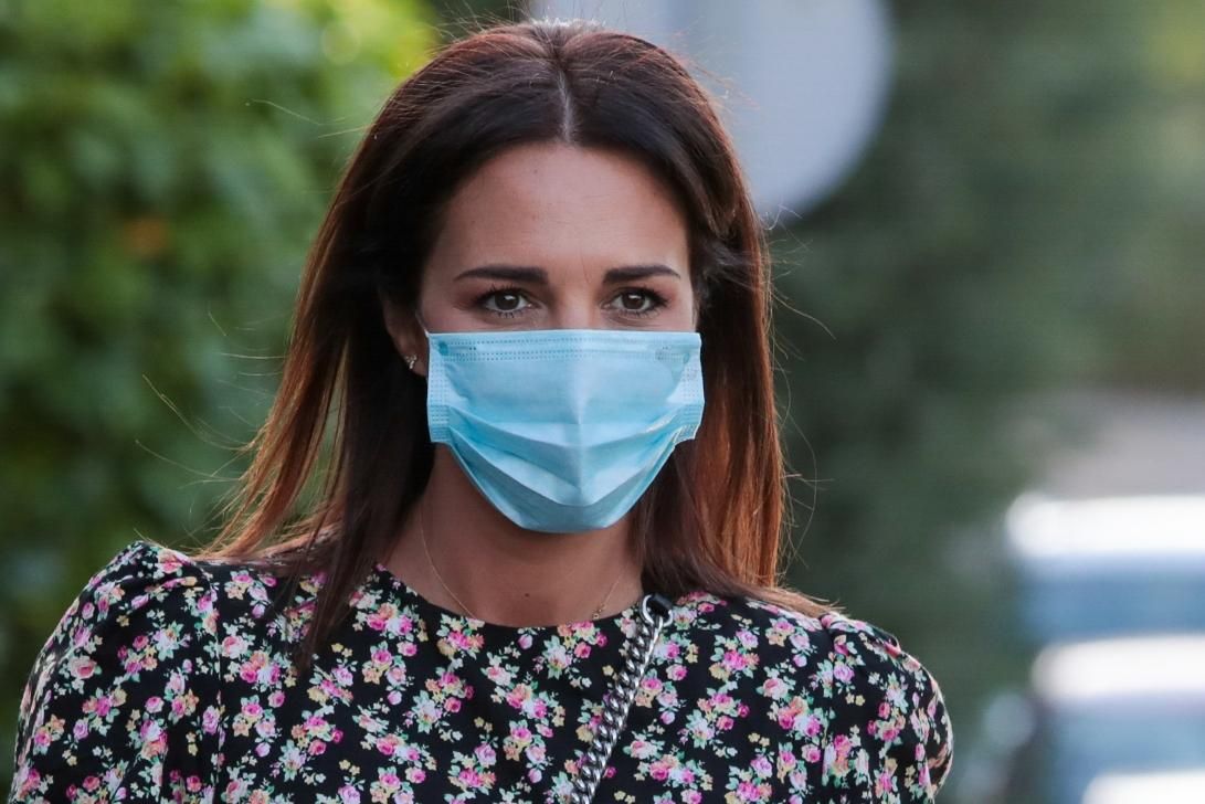 Paula Echevarría con melena suelta y mascarilla