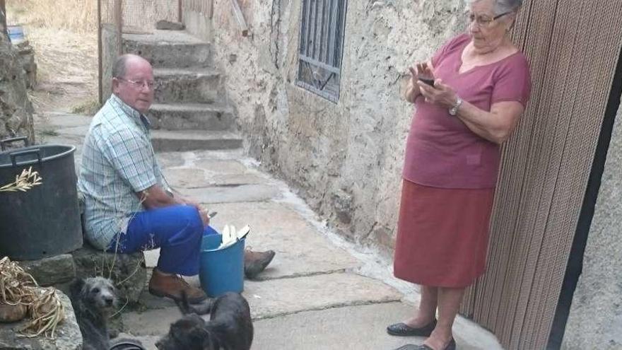 Dos vecinos de Cozcurrita a la puerta de su vivienda