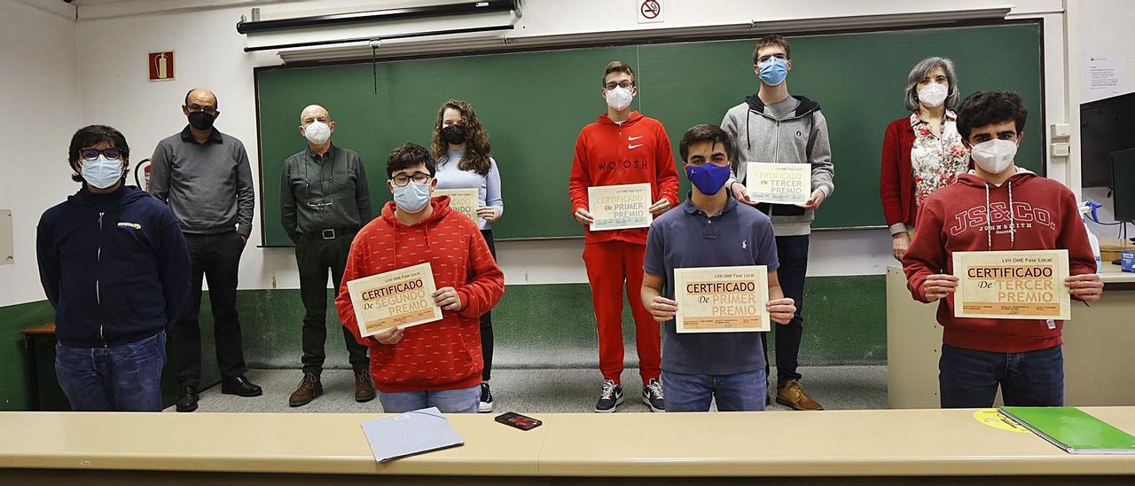 En primera fila, por la izquierda, Samuel Castiello, Pablo Menéndez (segundo clasificado en la Olimpiada de este año), Juan Antonio Trobajo (primer clasificado) y Nicolás Botas (tercero). Detrás, el profesor Enrique Miranda, el decano José Manuel Noriega, Malena Domínguez (segunda clasificada el año pasado), Sergio Santos (ganador en 2020), Jorge Santos (tercero el pasado curso) y la profesora Antonia Salas, ayer tras la entrega de diplomas. | Miki López