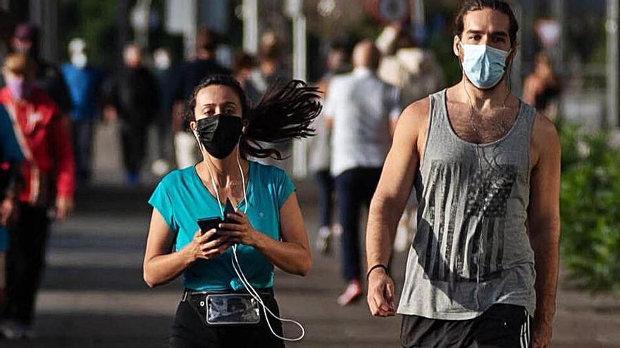 Una pareja pasea por la Avenida de Anaga de Santa Cruz de Tenerife.