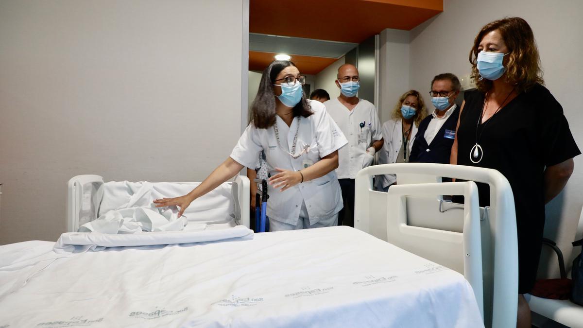 La presidenta, Francina Armengol, ayer en su visita a las habitaciones individuales del hospital.