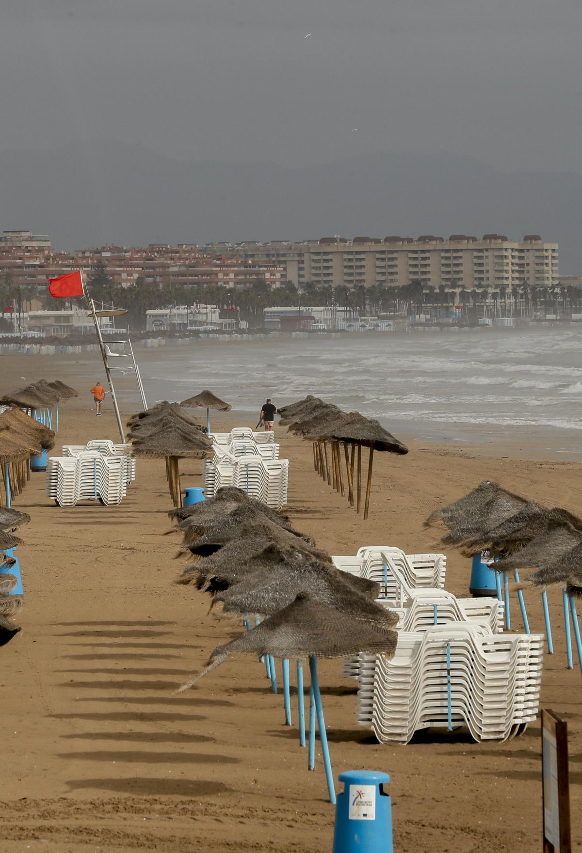 Bandera roja en la playa de la Malvarrosa, en Valencia, después del temporal de la noche.